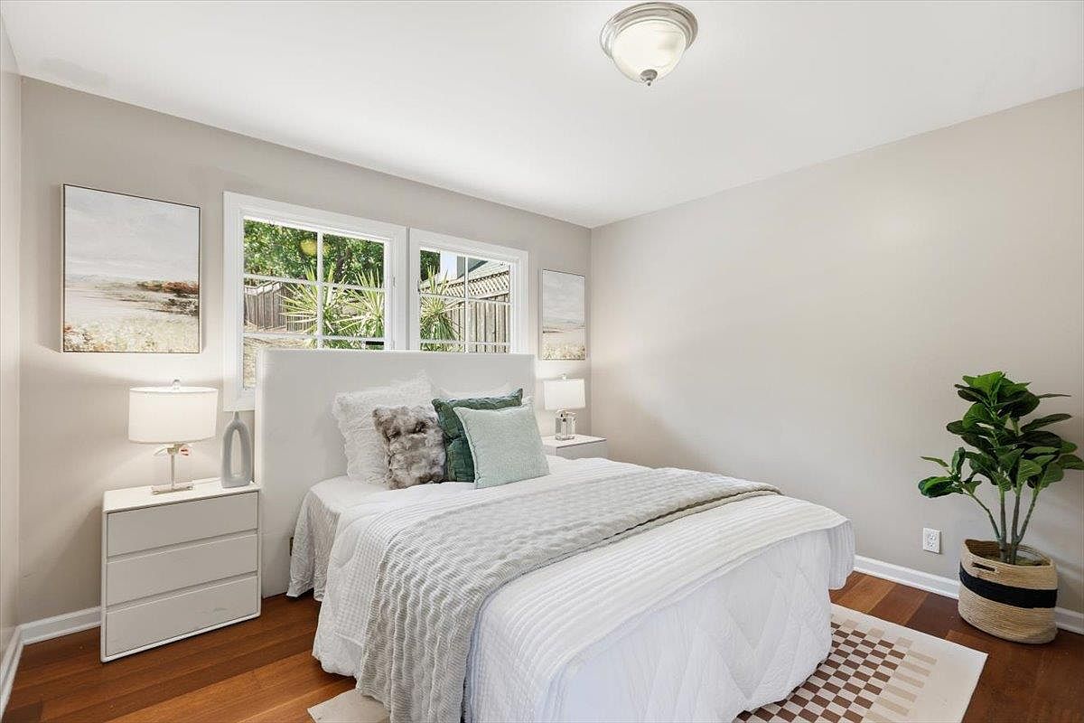 Primary bedroom, garden cottage in Saratoga